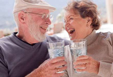 Desidratação em idoso pode levar a confusão mental